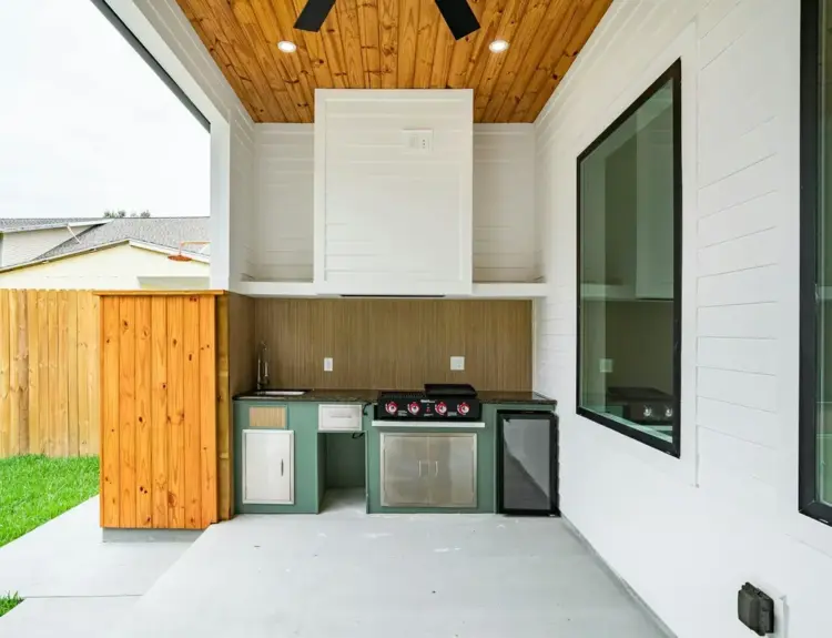 Outdoor Kitchen